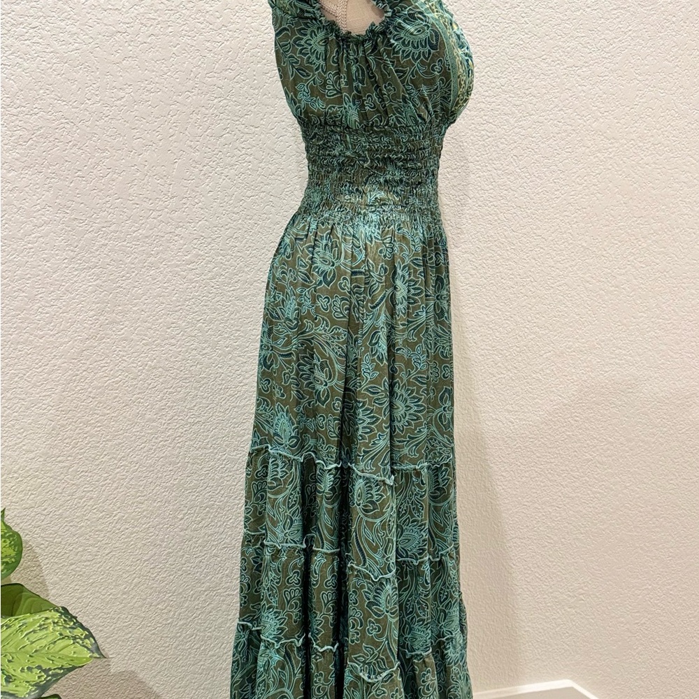 Green Paisley Maxi Dress with V-Neck and Elastic Waist and Sleeveless Design. - Picture 3 of 7